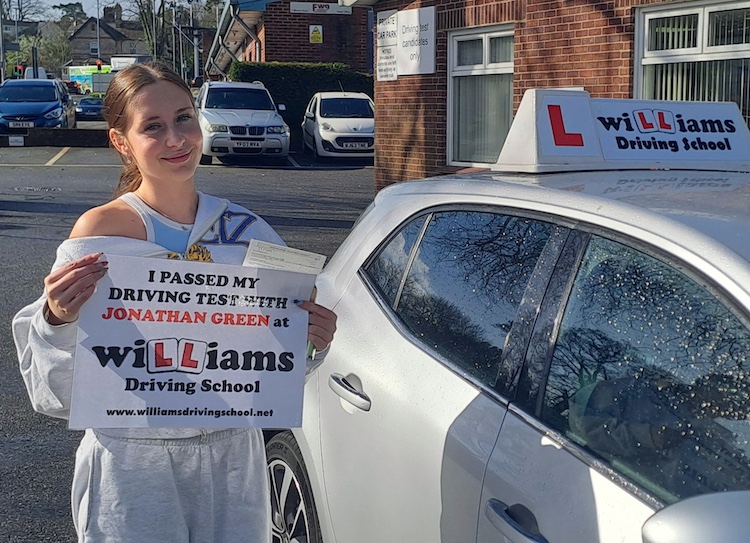 Elle, from Dawlish passed her practical driving test with Williams Driving School